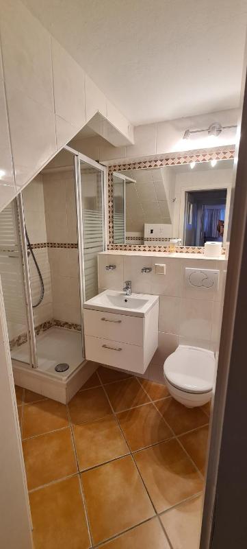 Standard One-Bedroom Apartment in Souterrain image 4