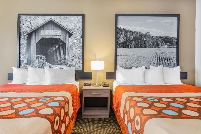 Queen Room with Two Queen Beds - Non-Smoking image 4