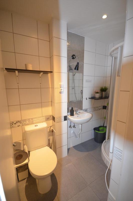 Economy Twin Room with Shared Bathroom image 2