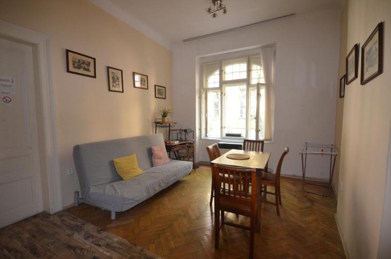 Economy Twin Room with Shared Bathroom image 3