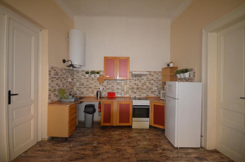 Economy Twin Room with Shared Bathroom image 4