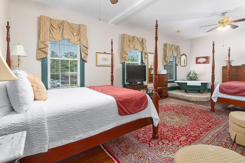 Queen Room with Two Queen Beds - Room 202 image 2