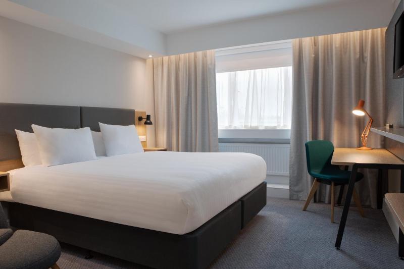 Standard King Room image 2