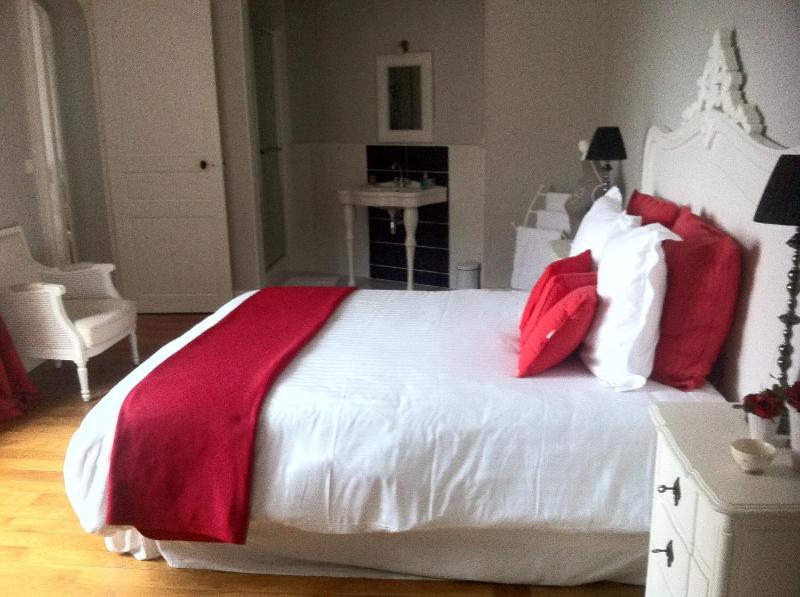 La Tourelle Family Room image 4