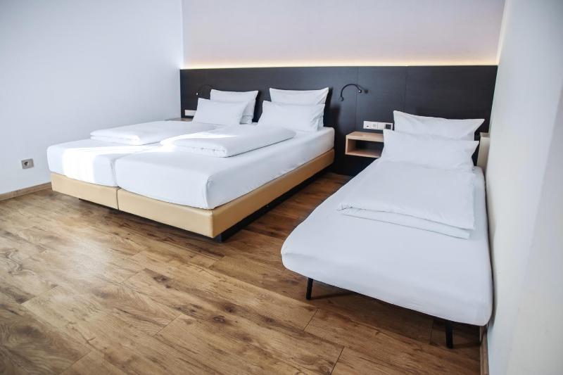 Economy Triple Room image 3
