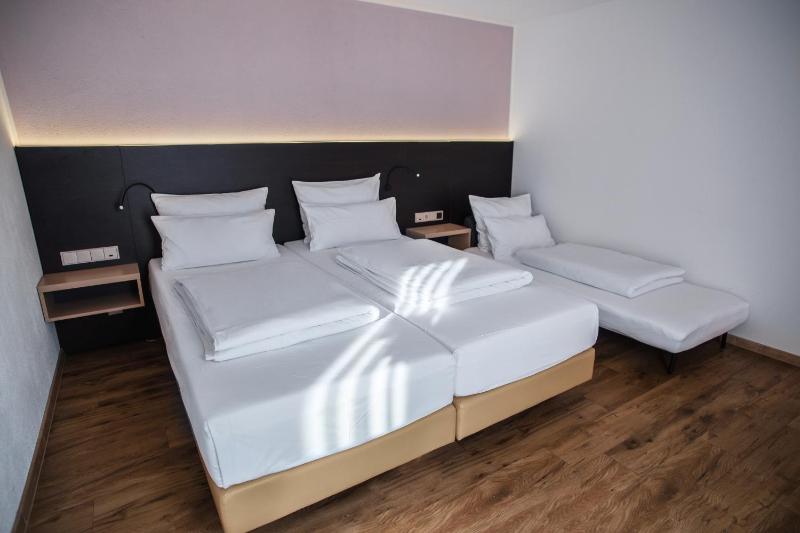 Economy Triple Room image 4