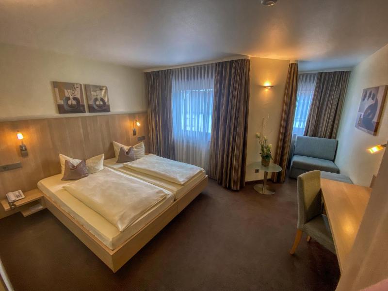 Large Double Room image 1