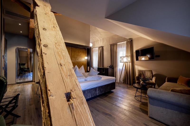 Deluxe Double Room image 2