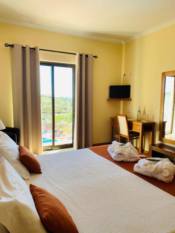 Double or Twin Room image 3