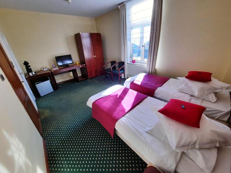 Twin Room image 4