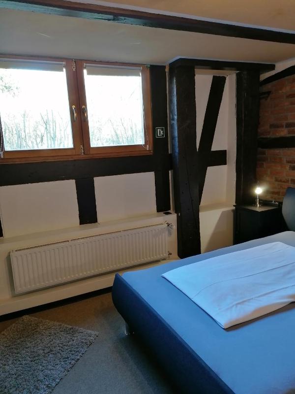 Single Room with Bathroom image 3