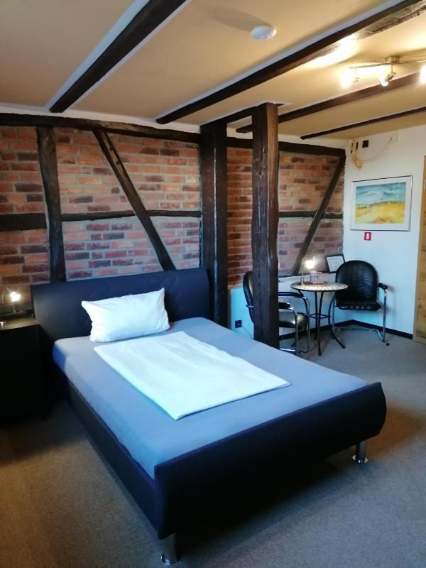 Single Room with Bathroom image 4