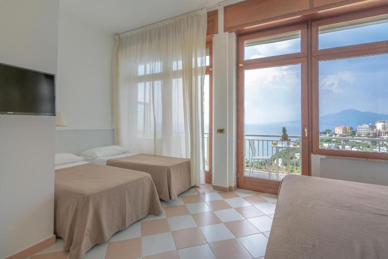Superior Quadruple Room with Terrace image 2