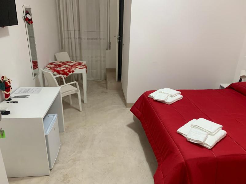 Standard Double Room image 2