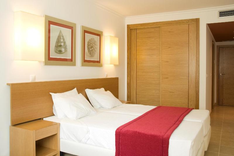 Twin Room image 2