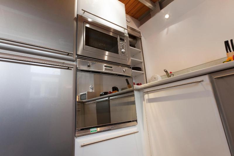 City Centre Lace Market Apartments - 2 Bedrooms Budget Apartment with 4 Beds and 2 Bathrooms and full Kitchen in George Street - close to Victoria Centre Shopping Centre and Nightlife - image 17