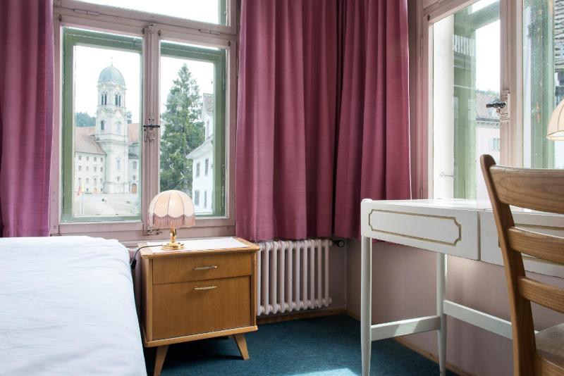 Double Room with Shared Bathroom image 2