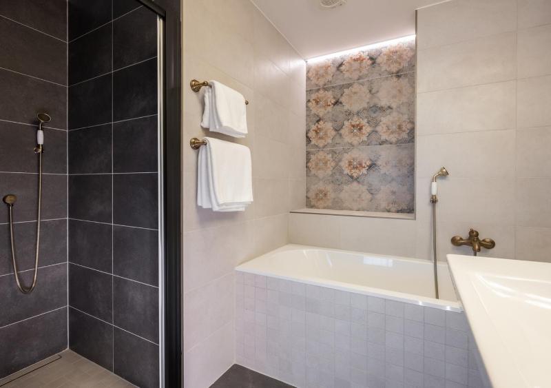 Executive Suite with Balcony and Spa Access image 3