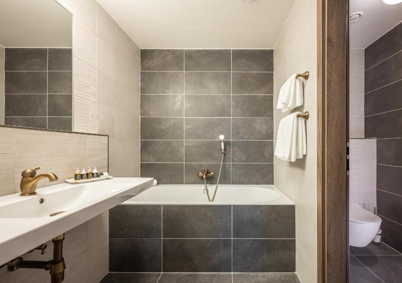 Executive Suite with Balcony and Spa Access image 2