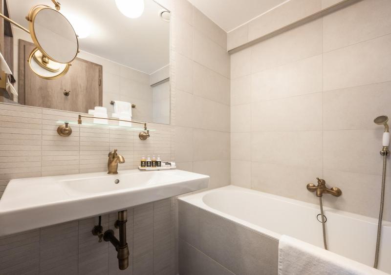 Junior Suite with Balcony and Spa Access image 4