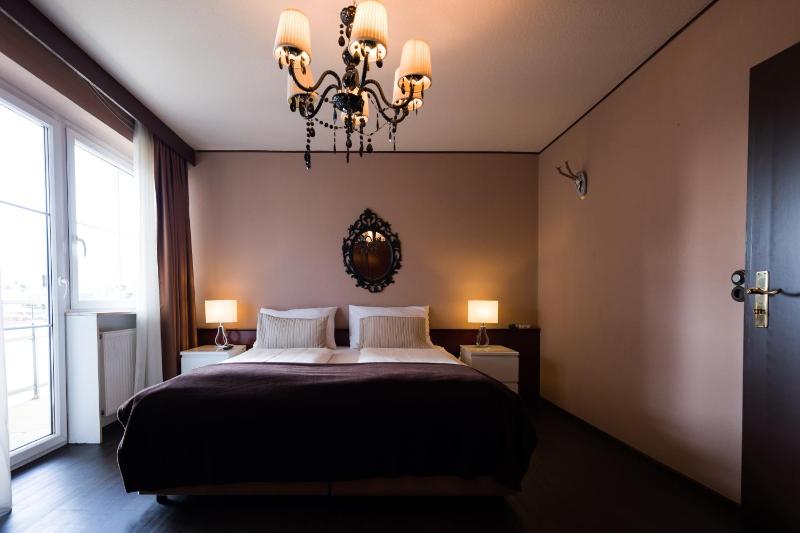 One-Bedroom Apartment image 3