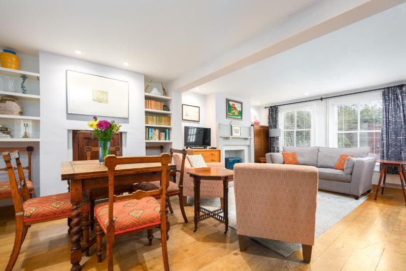 Delightful Bird Sisters Cottage with Free Parking - image 10