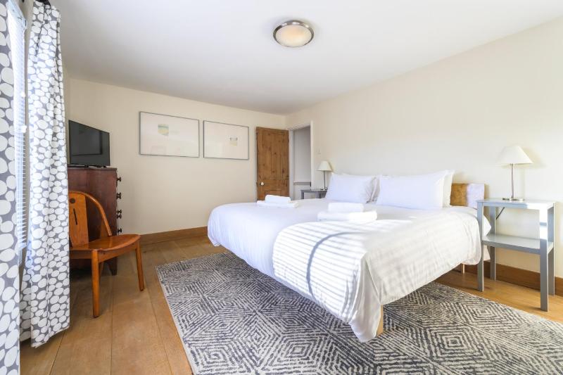 Delightful Bird Sisters Cottage with Free Parking - image 19