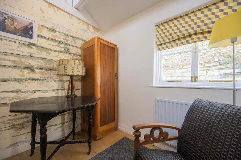 Delightful Bird Sisters Cottage with Free Parking - image 4