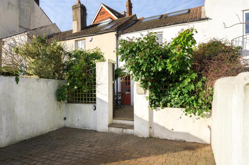 Delightful Bird Sisters Cottage with Free Parking - image 11