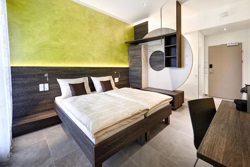 Double Room image 2
