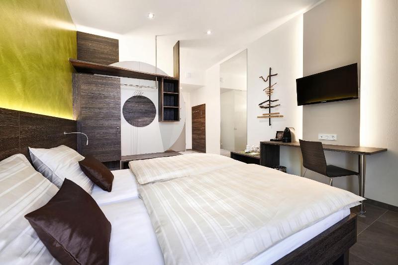Double Room image 4