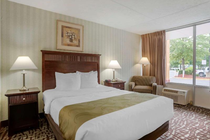 Queen Room image 4