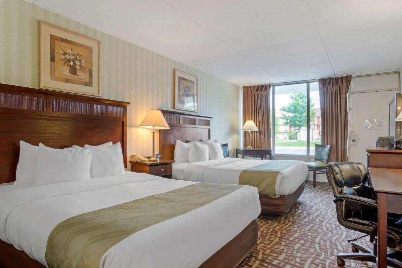 Queen Room with Two Queen Beds image 4