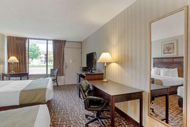 Queen Room with Two Queen Beds image 3