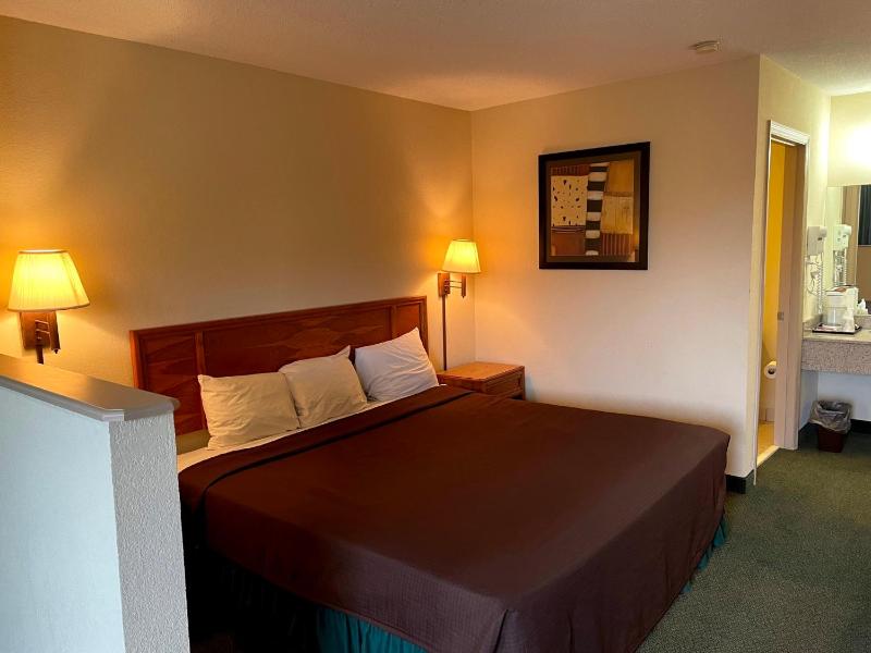 King Suite with Whirlpool - Top Floor/Non-Smoking image 4
