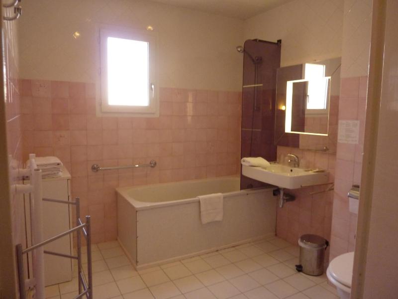 Economy Triple Room image 3