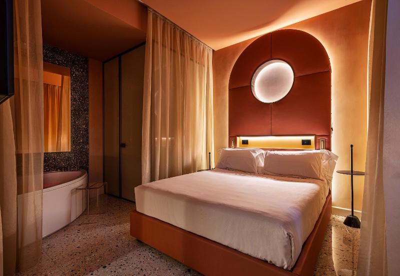 Queen Suite with Spa Bath image 1