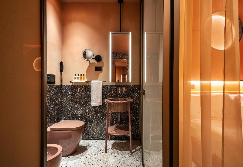 Queen Suite with Spa Bath image 3