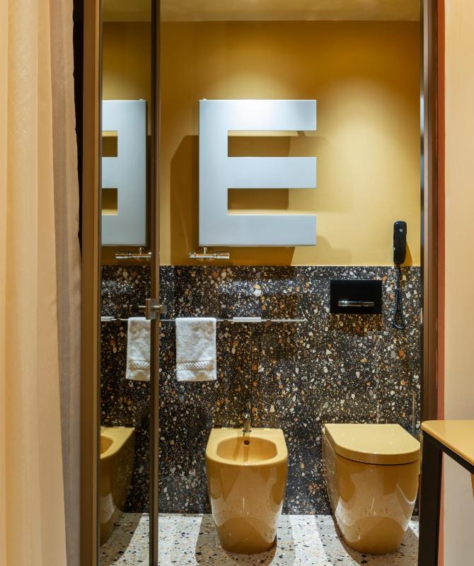 Queen Suite with Spa Bath image 2