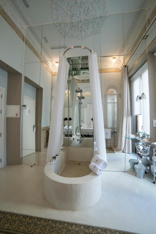 Deluxe Double Room with Bath image 3
