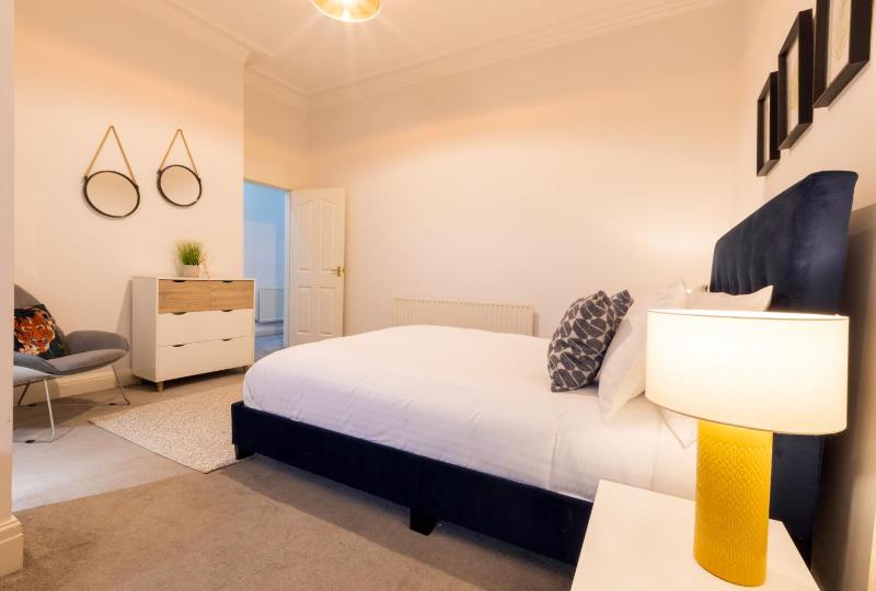 Deluxe One-Bedroom Apartment image 3