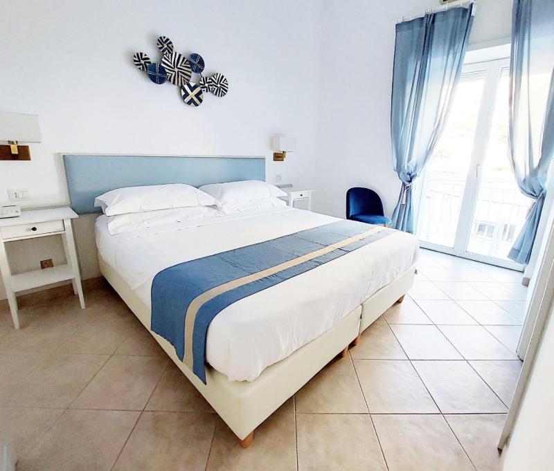 Double Room with Balcony image 3