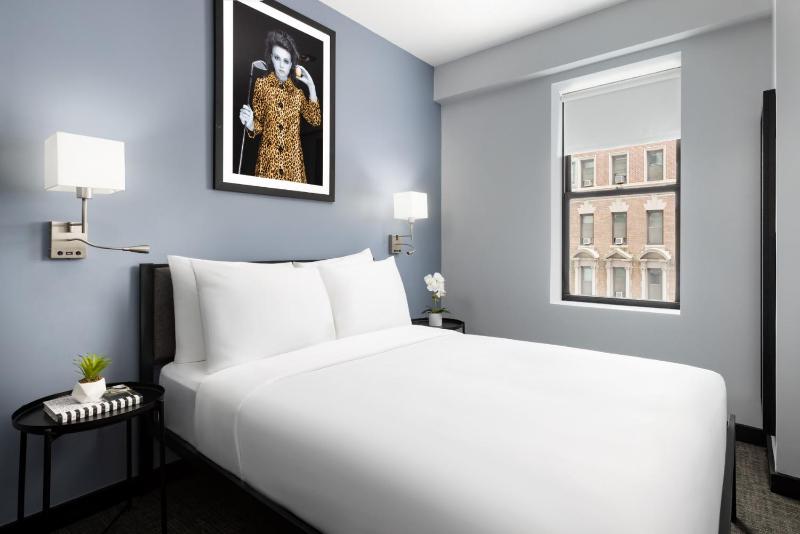 Standard Queen Room image 3