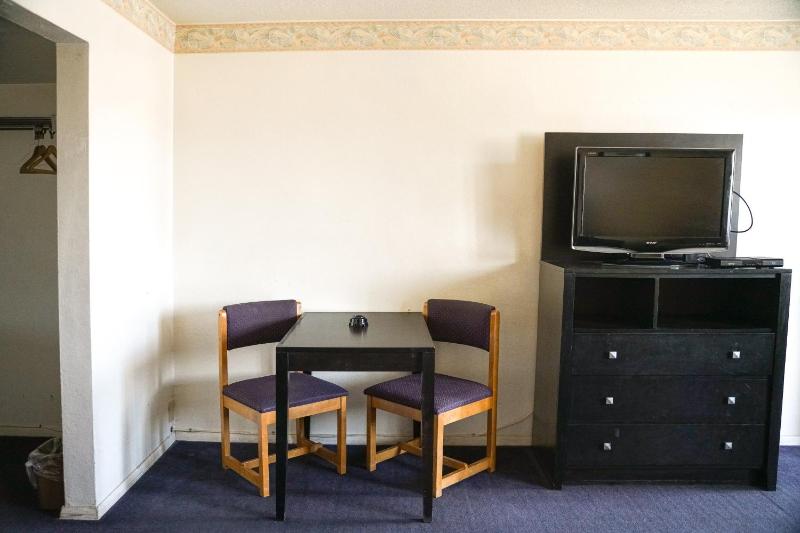 Standard Queen Room image 3
