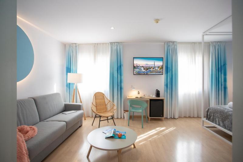 Deluxe Triple Room image 1