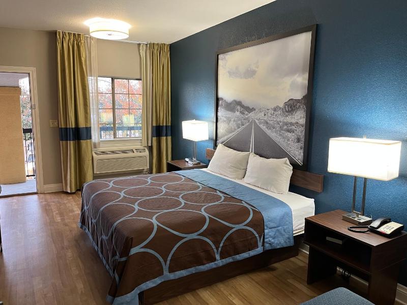 King Room - Non-Smoking image 3