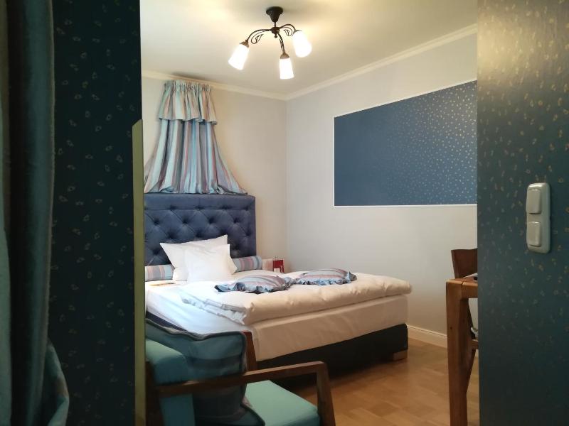 Large Single Room image 1