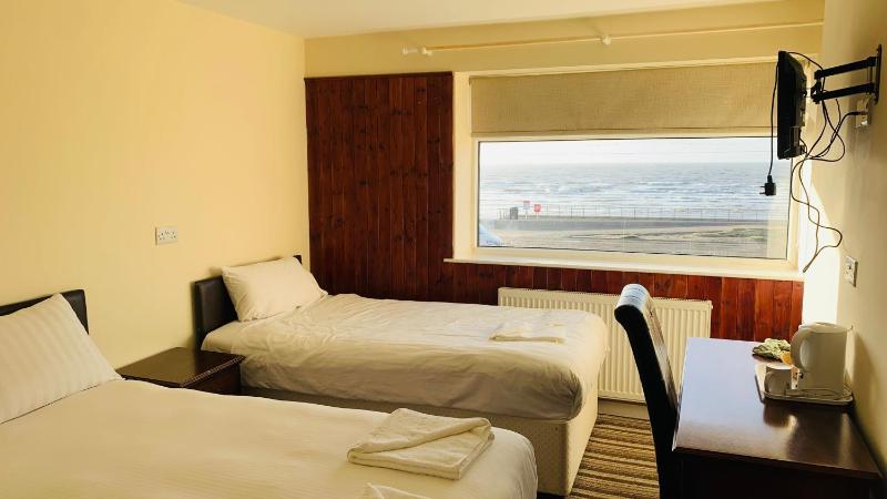 Standard Twin Room with Sea View image 1