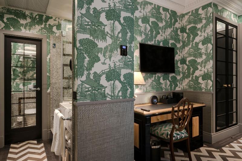 Classic Interior Double Room image 4