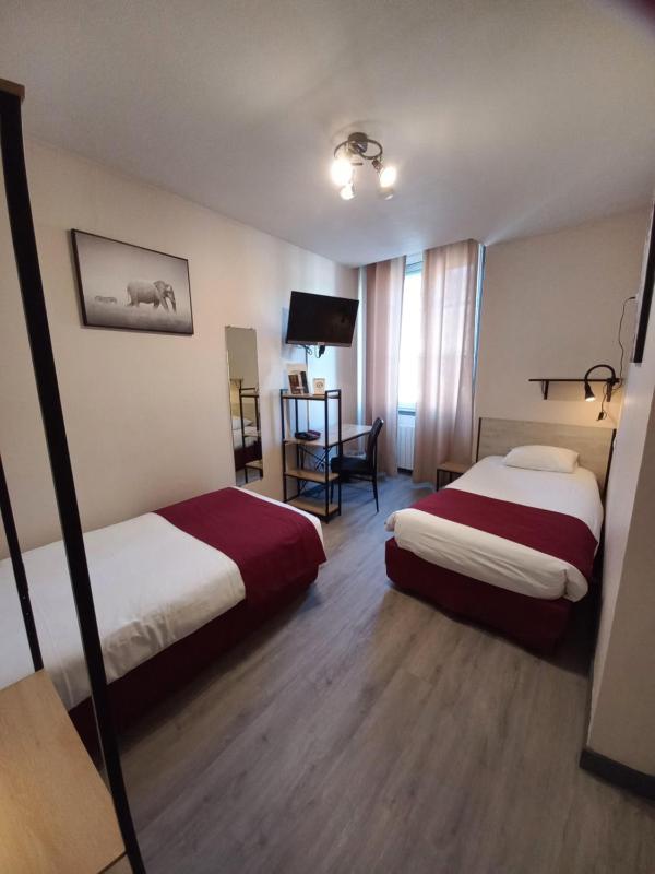 Twin Room image 4